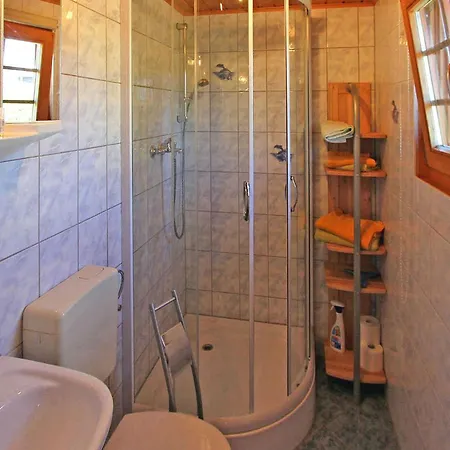 Schmuckes Holzhaus Im Gruenen Dom wakacyjny