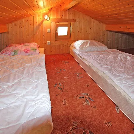 Schmuckes Holzhaus Im Gruenen