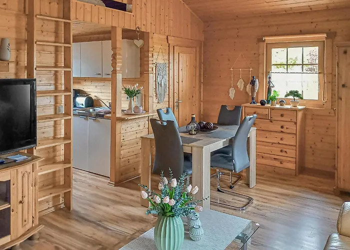 Schmuckes Holzhaus Im Gruenen بيت للعطل